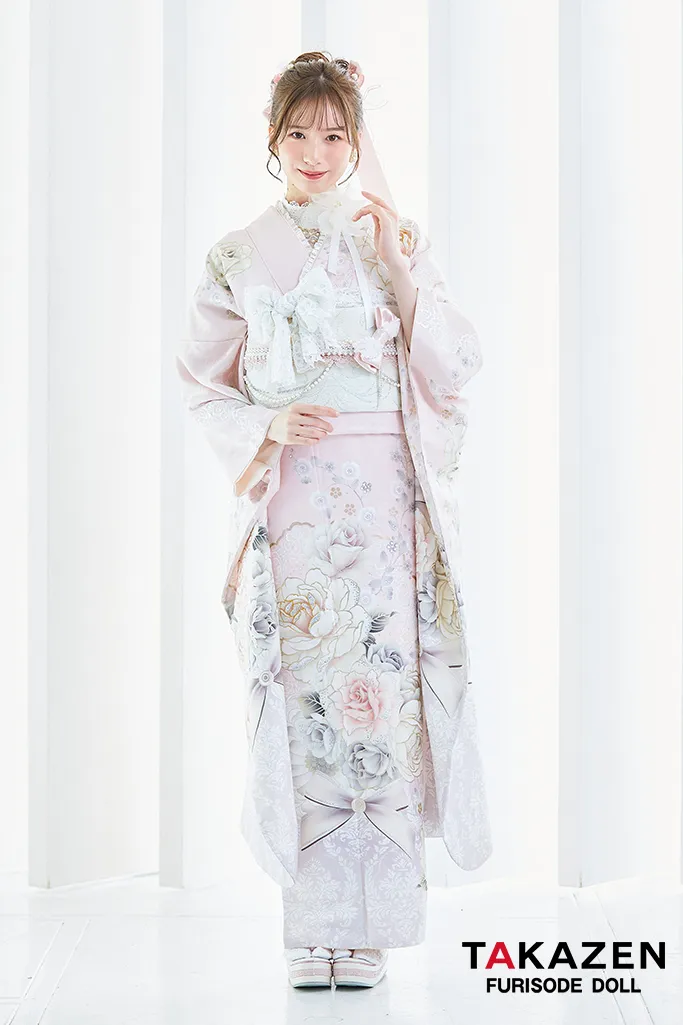 ヘップバーンコスメカラー振袖ネットレンタル　ミスティピンク/淡い色/くすみ　バラ柄/ブーケ柄　フェミニン　かわいい　リボン　キラキラ　白宮みずほ　25001