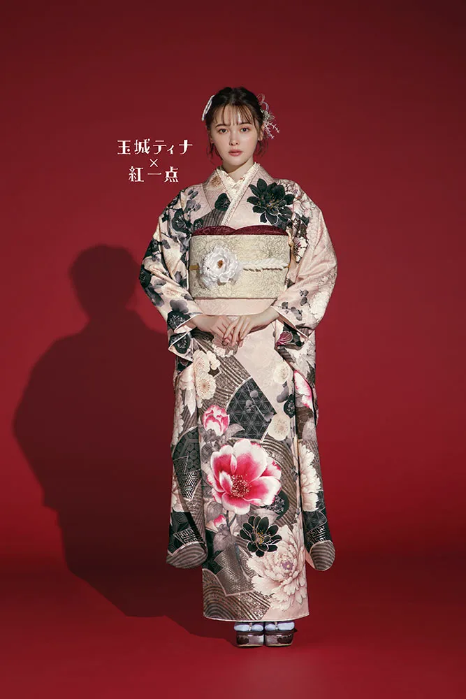 玉城ティナ×紅一点ブランド振袖ネットレンタル　ピンクベージュ/くすみ系　牡丹柄/桜柄　人とかぶらない　おしゃれ　やわらかい雰囲気　K1179