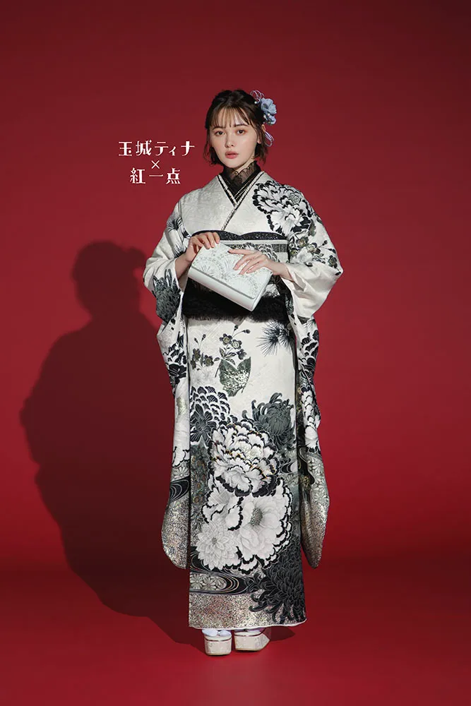 玉城ティナ×紅一点ブランド振袖ネットレンタル　白/黒　牡丹柄/流水模様　大人っぽい　かっこいい　粋古典柄　ノスタルジック　K1183