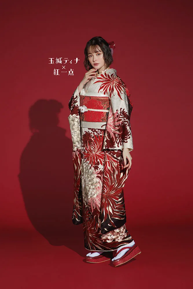 玉城ティナ×紅一点ブランド振袖ネットレンタル　ベージュ/赤　乱菊/大柄　かっこいい　人とかぶらない　目立つ　個性的　K1186