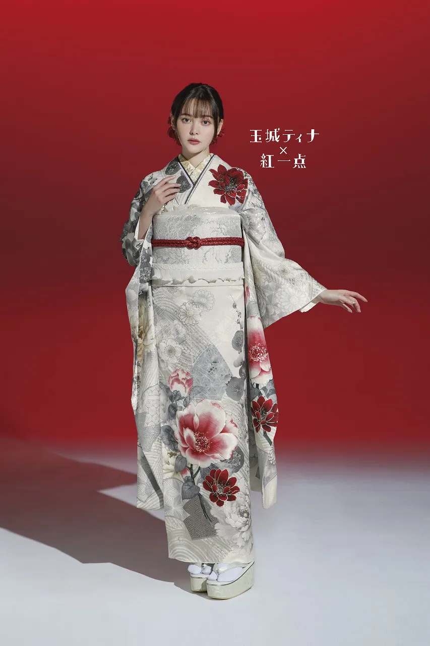 玉城ティナ×紅一点ブランド振袖ネットレンタル　白/赤/白ベース　牡丹柄/桜柄　すっきり　上品　大人っぽい　綺麗　K1178