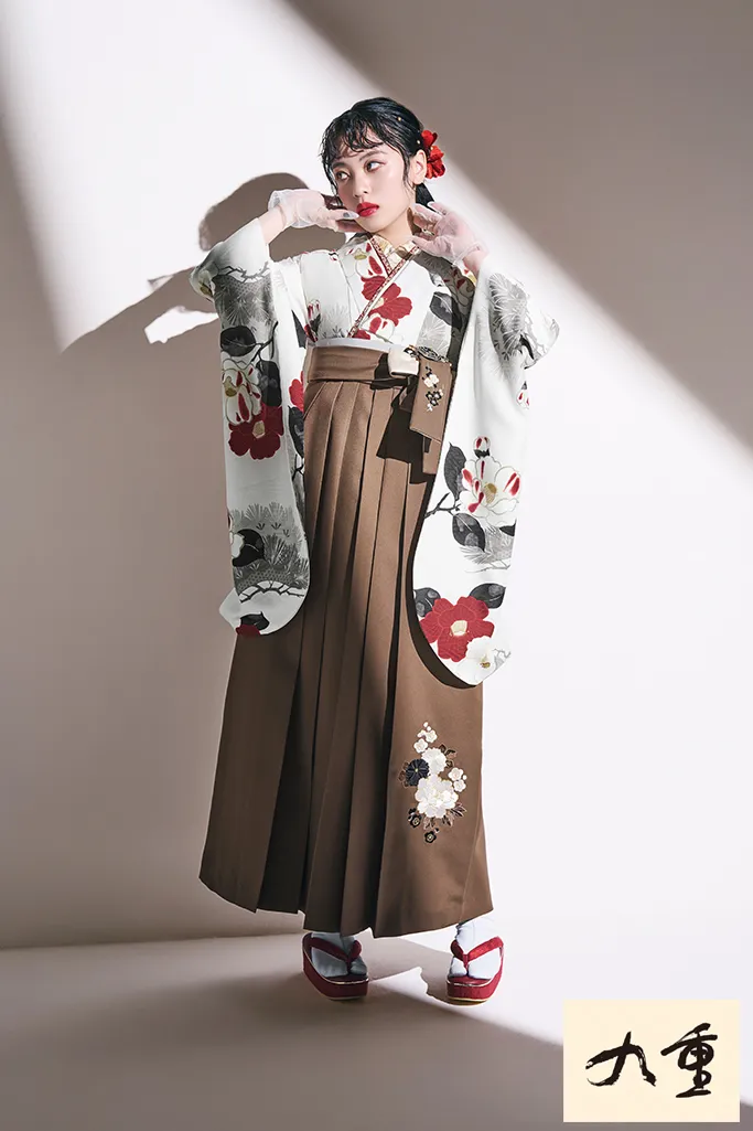 九重ブランド袴ネットレンタル　白/赤　椿柄　古典柄　華やか　きれい系　大人っぽい　清楚　大正ロマン　王道　R26055