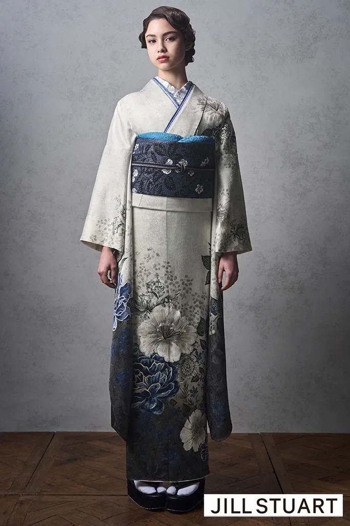 JILL STUARTブランド振袖ネットレンタル　ライトグレー　ピオニー　きれいめ　ヴィンテージスタイル　大人っぽい　シック　スタイリッシュ　K1197