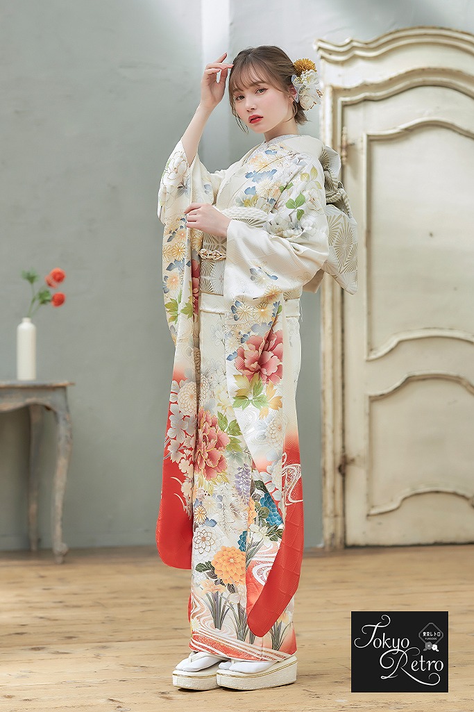 東京レトロ振袖ネットレンタル　オフホワイト/朱色　古典柄/牡丹柄　大人可愛い　正統派古典　品のある着こなし　暖色系　K1074