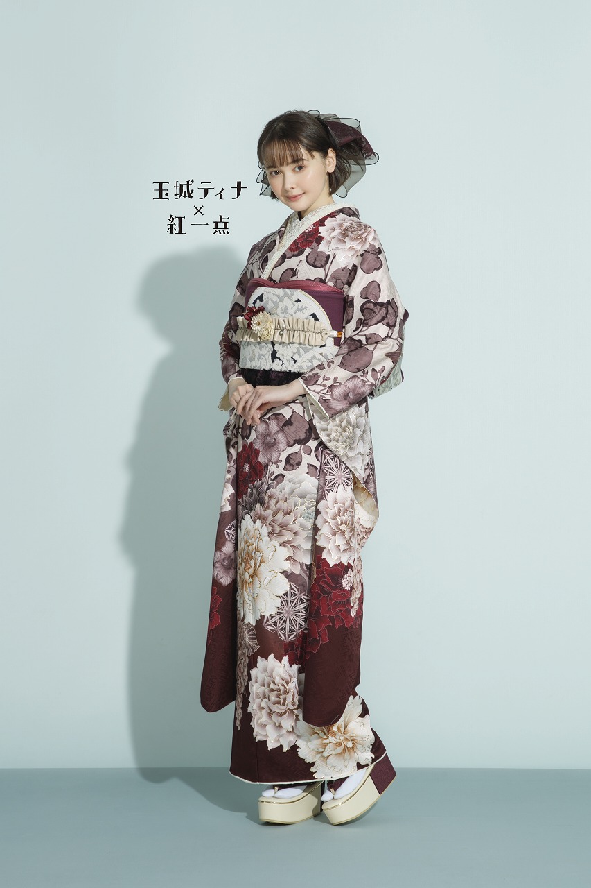 玉城ティナ×紅一点振袖ネットレンタル　エンジ/紅色　ボタン柄/藤の花　華やか　大柄　ガーリー　かわいい　K782