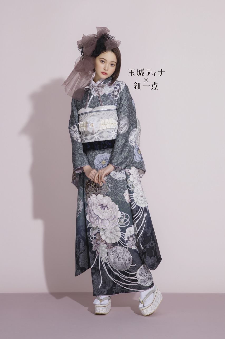 玉城ティナ×紅一点振袖ネットレンタル　グレー　牡丹柄/毬柄　グラデーション　リボンコーデ　くすみ系　オシャレ　K783