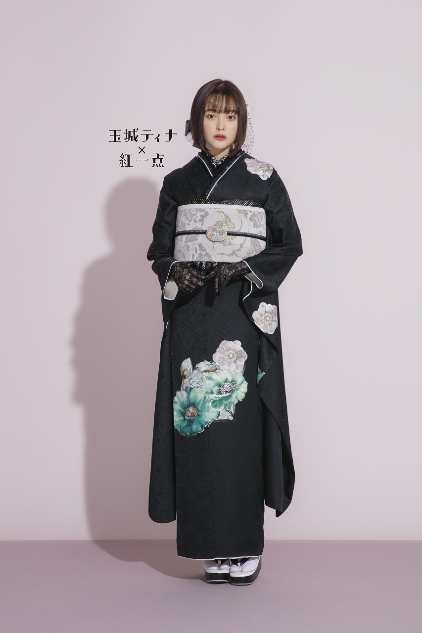 玉城ティナ×紅一点振袖ネットレンタル　黒/青(ターコイズブルー)　椿柄　ワンポイント　シンプル　黒ベース　着こなし自由　K784