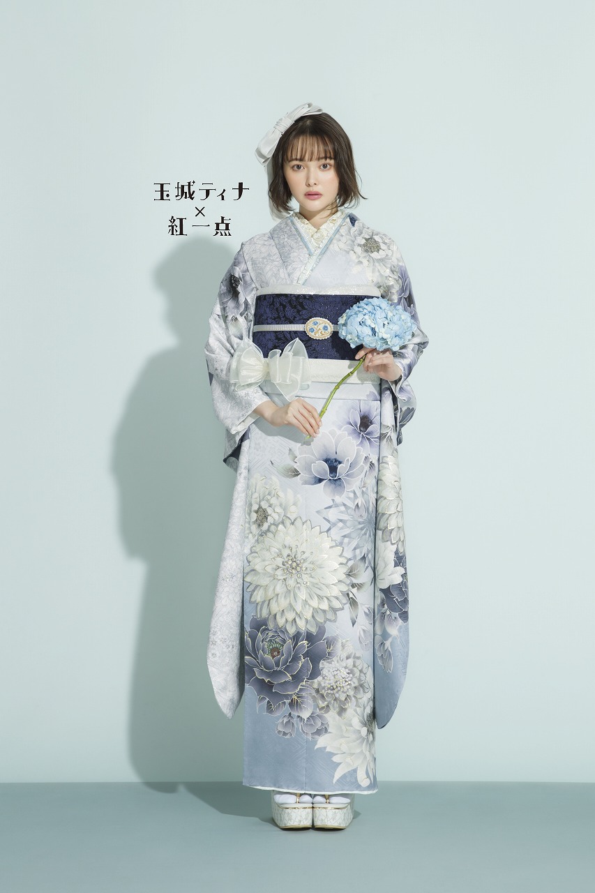 玉城ティナ×紅一点振袖ネットレンタル　青(くすみブルー)ベビーブルー　菊柄　くすみカラー　淡い色　寒色系　ブルべ　かわいい　K785