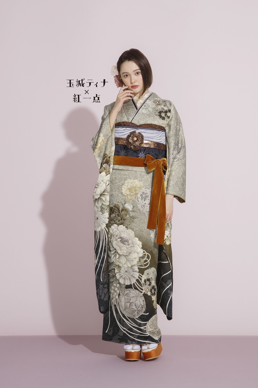 玉城ティナ×紅一点振袖ネットレンタル　ベージュ/カーキ　牡丹柄/毬柄　グラデーション　くすみ系　淡色コーデ　K786