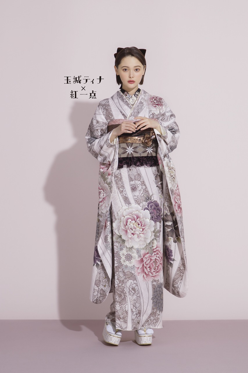 玉城ティナ×紅一点振袖ネットレンタル　ダスティーピンク/くすみピンク　牡丹柄/洋風　ガーリー　可愛らしい　ピンクコーデ　K792