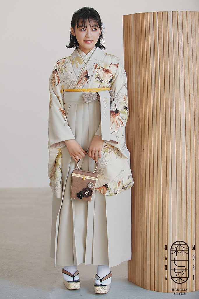 森七菜袴ネットレンタル　くすみ色/オフホワイト　水彩画風/花柄　おしゃれ　ニュアンスカラー　同系色コーデ　淡い色袴ネットレンタル　R23066