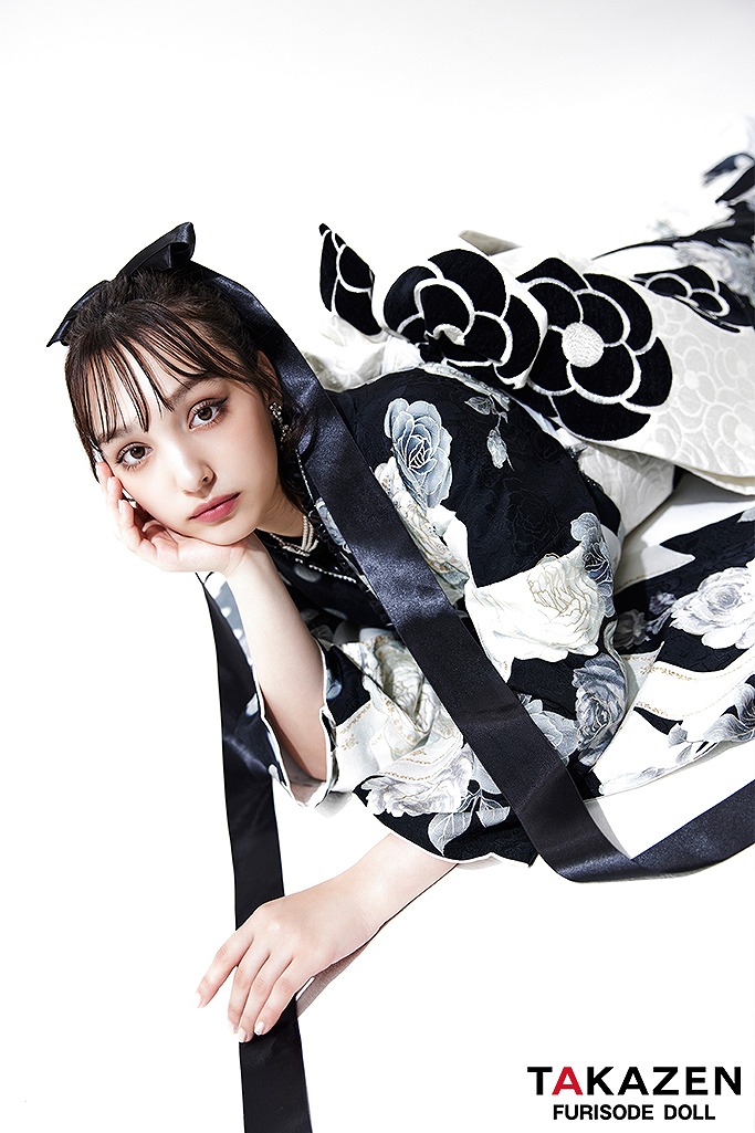 ヘップバーン　白/黒　バラ柄/リボン柄　モノトーンコーデ　かわいい　キラキラ振袖　ハイブランド　香川るな振袖ネットレンタル　カメリア　LB39