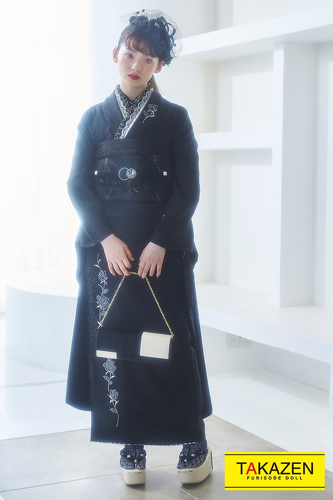 ヴィンテージスタイル　ブラック/黒ベース　ワンポイント柄　人と被らない　シンプル振袖　おしゃれな着こなし　洋風刺繍　南琴奈　LB1