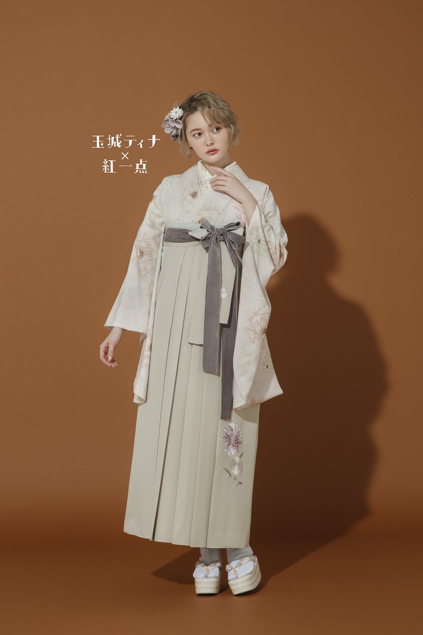 玉城ティナ×紅一点袴ネットレンタル　ベージュ/薄ピンク　菊柄　くすみカラー　おしゃれ　レトロ　統一感　　R22018