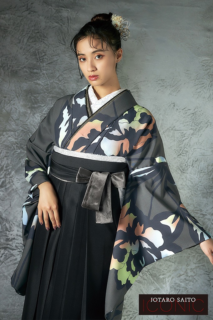 ヴィンテージスタイル　チャコールグレー/黒　個性的柄/大柄　かっこいい　ブラックコーデ　粋っぽい　袴ネットレンタル　玖瑠実　V24080