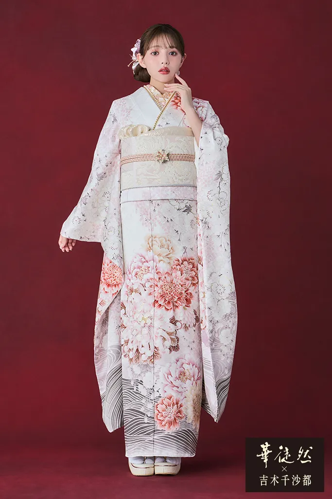 華徒然×吉木千沙都振袖ネットレンタル　白/ピンク　牡丹柄/菊柄　　かわいい　くすみカラー　きれいめ　FURISODE DOLLオリジナルカラー　統一感のある着こなし　K1272