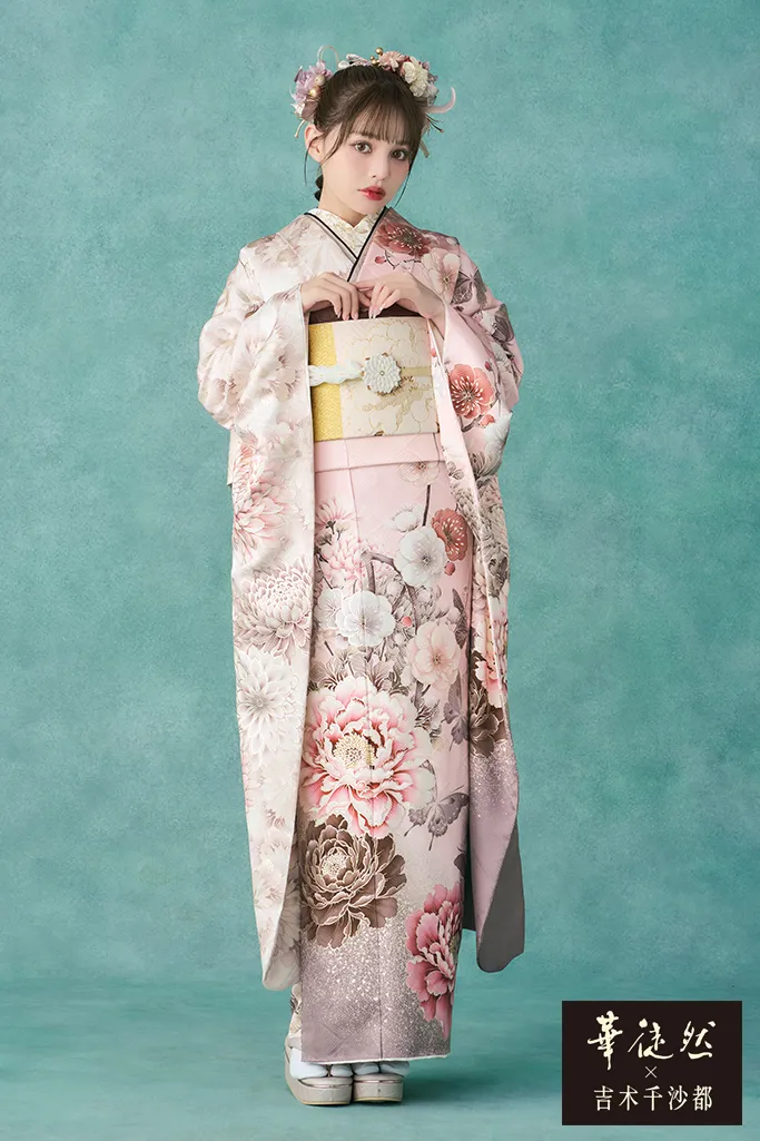 華徒然×吉木千沙都振袖ネットレンタル　ピンク　牡丹柄/蝶々柄　かわいい　くすみカラー　統一感のある着こなし　K1258