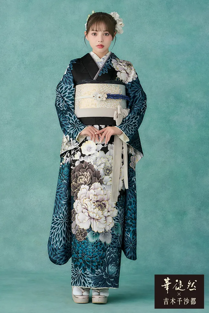 華徒然×吉木千沙都振袖ネットレンタル　青　牡丹柄/菊柄/大柄　おしゃれ　目立つ　統一感のある着こなし　K1263
