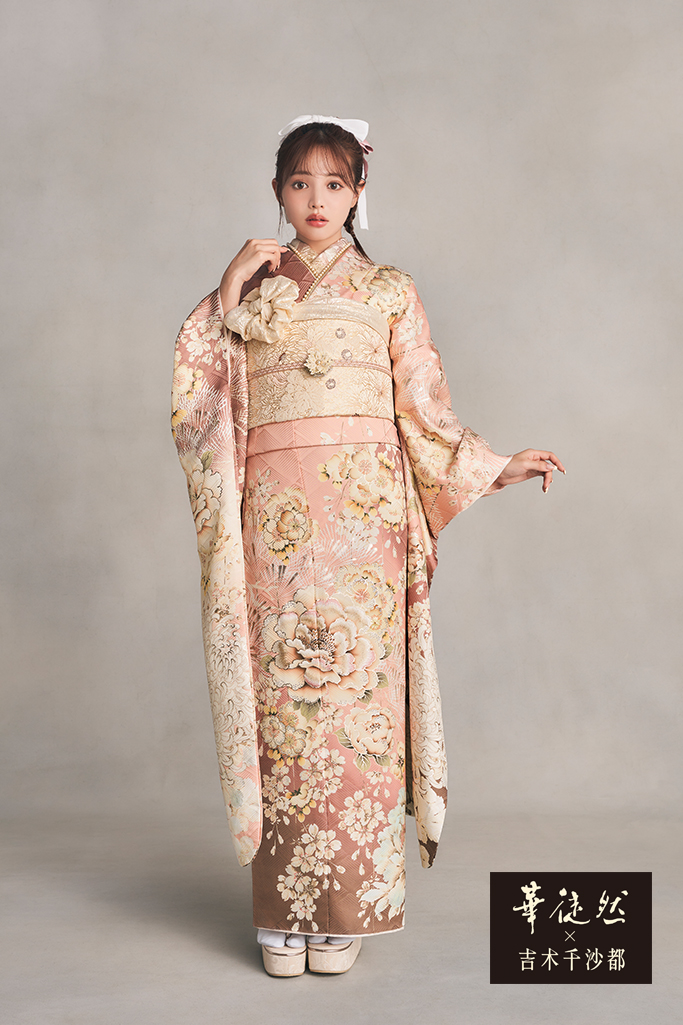 華徒然×吉木千沙都　ピンクベージュ　牡丹柄/乱菊柄　かわいい　統一感のあるコーディネート　フリソデドールオリジナルカラー　スワロフスキー付き　K1127