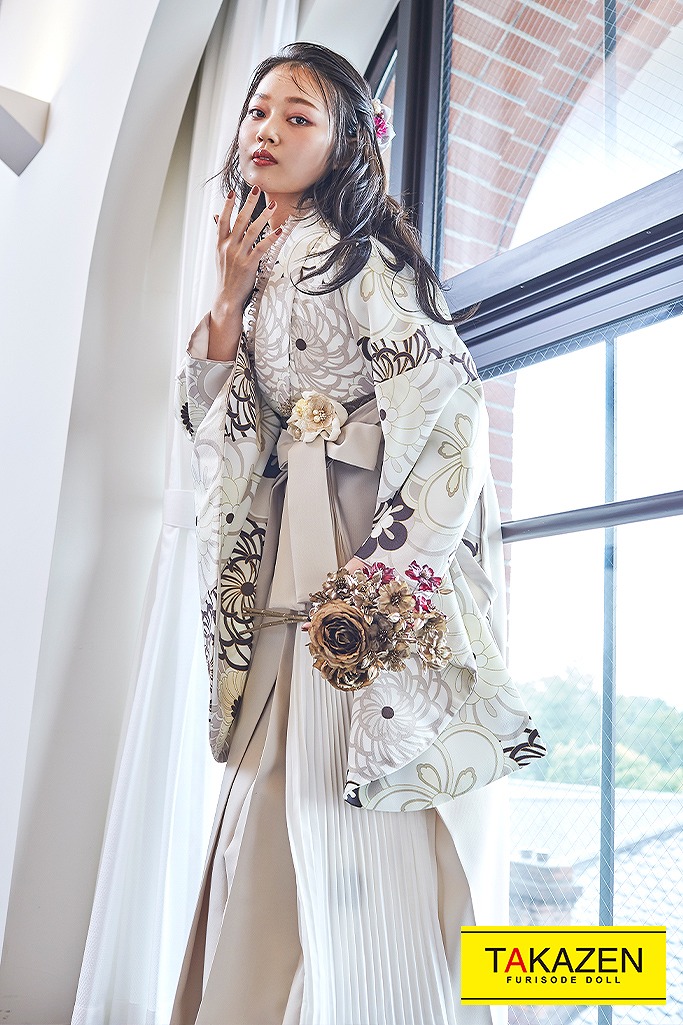 ヴィンテージスタイル　アイボリー　大人っぽいくすみ色袴ネットレンタル(柄少なめ)　V23071