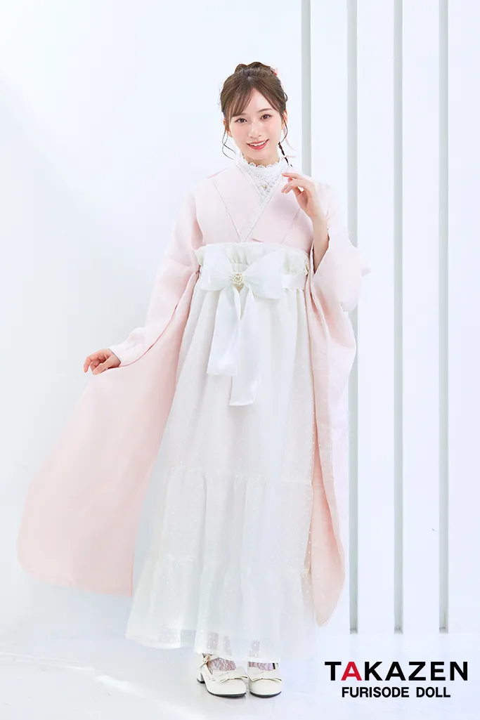 ヴィンテージスタイル袴　ピンク　淡い色　ラメ入り生地/フロッキー生地　おしゃれ　かわいい　リボン付きドレス袴ネットレンタル　白宮みずほ　LH6