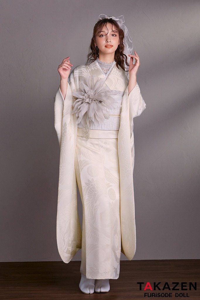 ヴィンテージスタイル　白/ホワイト/クリーム　無地　シンプル振袖　おしゃれ　ブーツスタイル　ワントーンコーデ　香川るな　23010