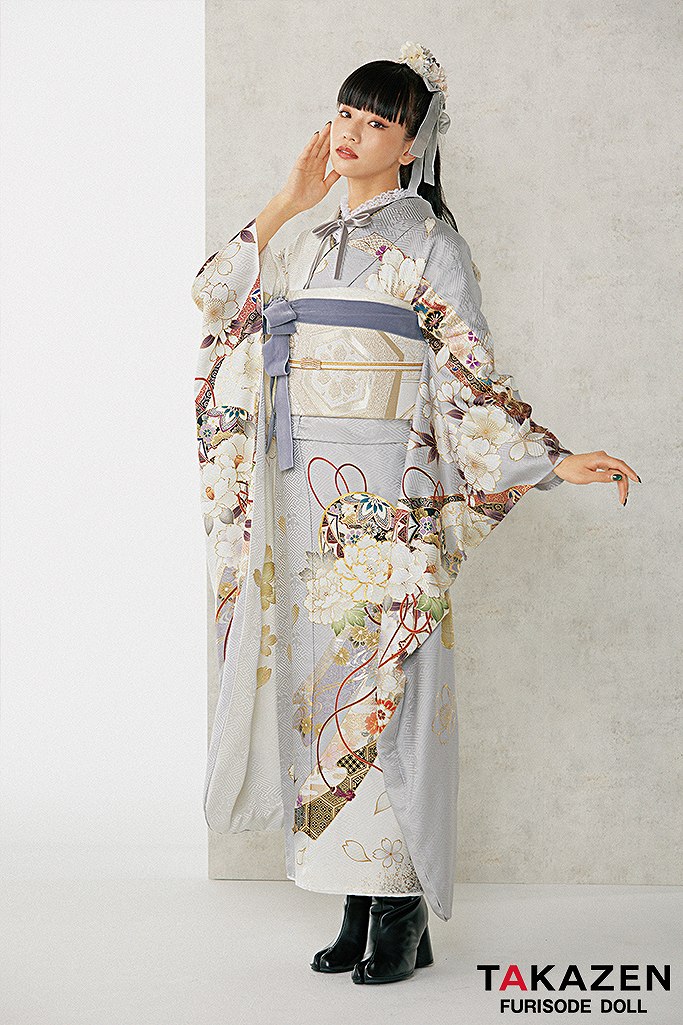 ヴィンテージスタイル　薄グレー　古典柄　大人っぽい　シンプル振袖ネットレンタル　統一感のあるコーディネート　ブーツコーデ　24037