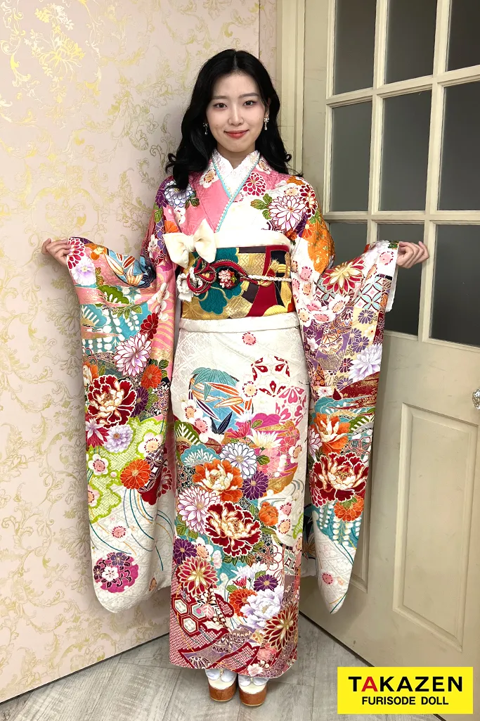 紅型の振袖　白地にピンク