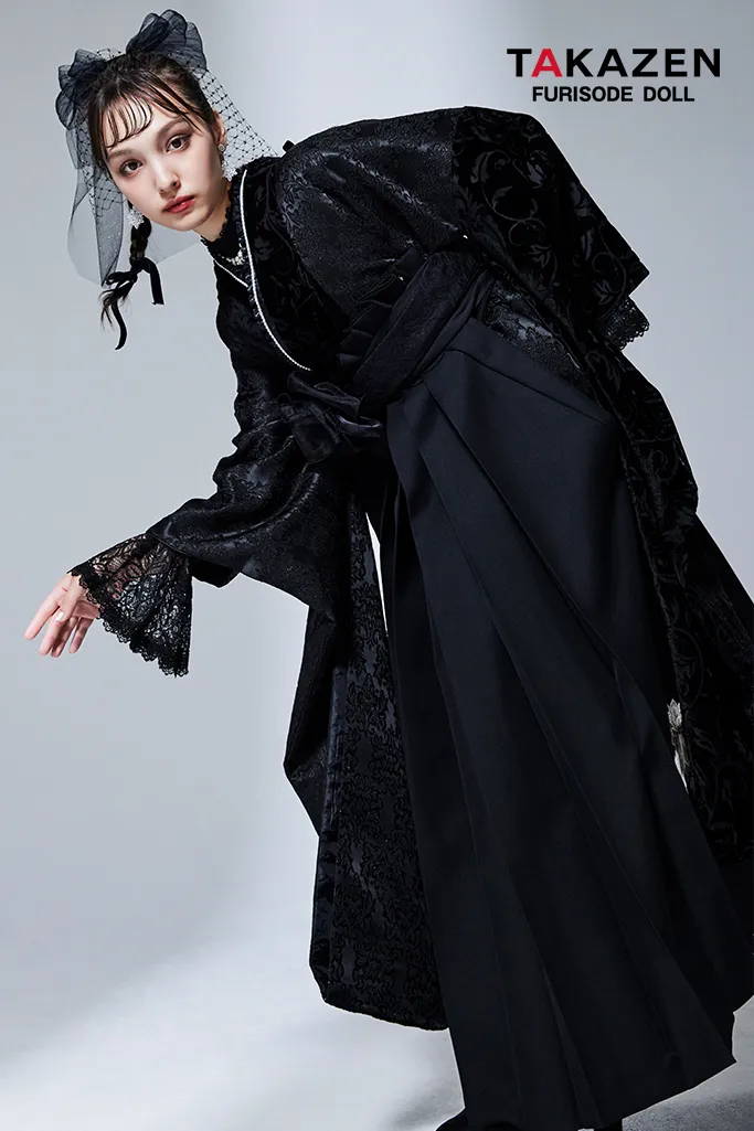 卒業式　袴　オシャレ袴　可愛い　個性的な袴　誰とも被らない袴　黒色袴　FURISODEDOLL　TAKAZEN