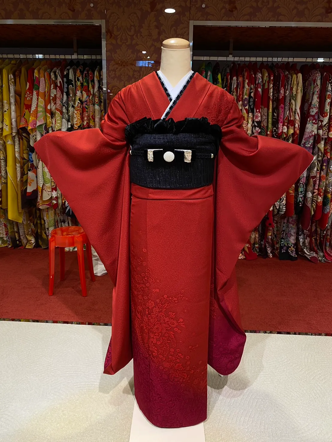フリソデドール　スタッフ紹介　ひゆい　コーディネート　赤色振袖　ヴィンテージスタイル　オシャレ