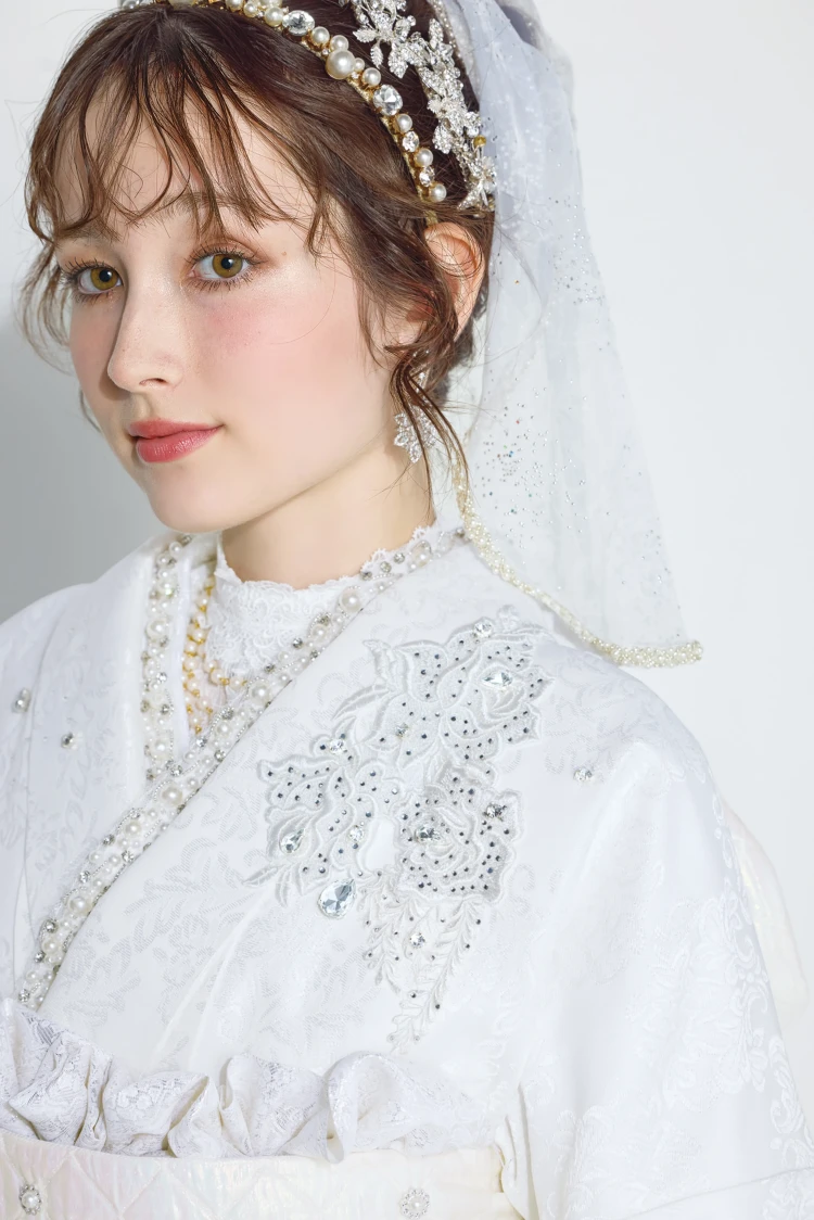 成人式振袖ネットレンタル　ブラックレーベル　キラキラ　真っ白振袖