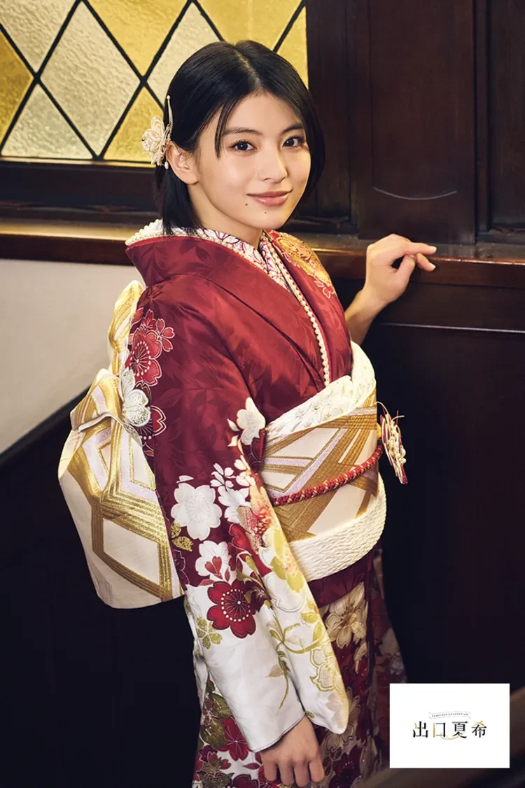 出口夏希の振袖　ネットレンタル　エンジ色